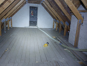 Zateplení stropu rodinného domu pomocí foukané izolace